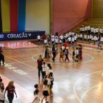 Público acompanha as apresentações da Semana Cultural no ginásio