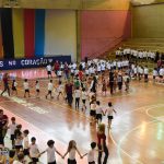 Público acompanha as apresentações da Semana Cultural no ginásio