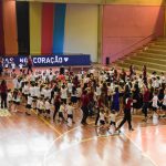 Público acompanha as apresentações da Semana Cultural no ginásio