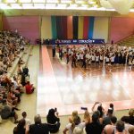 Público acompanha as apresentações da Semana Cultural no ginásio