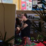 Famílias visitam os estandes da exposição da Semana Cultural