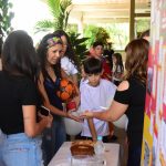 Famílias visitam os estandes da exposição da Semana Cultural