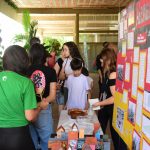 Famílias visitam os estandes da exposição da Semana Cultural