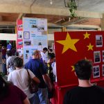 Famílias visitam os estandes da exposição da Semana Cultural