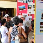 Famílias visitam os estandes da exposição da Semana Cultural
