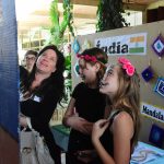 Famílias visitam os estandes da exposição da Semana Cultural