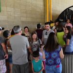 Famílias visitam os estandes da exposição da Semana Cultural