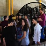 Famílias visitam os estandes da exposição da Semana Cultural