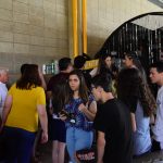 Famílias visitam os estandes da exposição da Semana Cultural