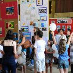 Famílias visitam os estandes da exposição da Semana Cultural