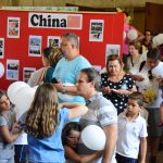 Famílias visitam os estandes da exposição da Semana Cultural