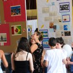 Famílias visitam os estandes da exposição da Semana Cultural