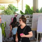 Famílias visitam os estandes da exposição da Semana Cultural