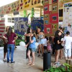 Famílias visitam os estandes da exposição da Semana Cultural