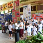 Famílias visitam os estandes da exposição da Semana Cultural