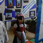 Famílias visitam os estandes da exposição da Semana Cultural