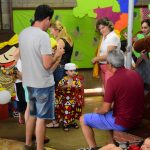 Famílias visitam os estandes da exposição da Semana Cultural
