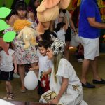 Famílias visitam os estandes da exposição da Semana Cultural