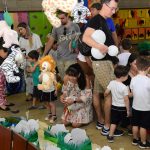 Famílias visitam os estandes da exposição da Semana Cultural