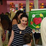 Famílias visitam os estandes da exposição da Semana Cultural