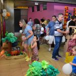 Famílias visitam os estandes da exposição da Semana Cultural