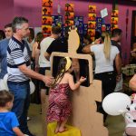 Famílias visitam os estandes da exposição da Semana Cultural