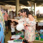 Famílias visitam os estandes da exposição da Semana Cultural