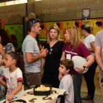 Famílias visitam os estandes da exposição da Semana Cultural