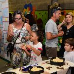 Famílias visitam os estandes da exposição da Semana Cultural
