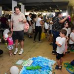 Famílias visitam os estandes da exposição da Semana Cultural