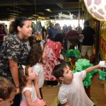 Famílias visitam os estandes da exposição da Semana Cultural