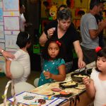 Famílias visitam os estandes da exposição da Semana Cultural