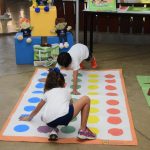 Famílias visitam os estandes da exposição da Semana Cultural