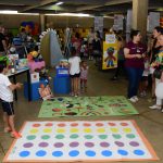 Famílias visitam os estandes da exposição da Semana Cultural