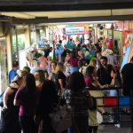 Famílias visitam os estandes da exposição da Semana Cultural
