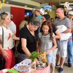 Famílias visitam os estandes da exposição da Semana Cultural