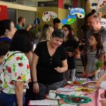 Famílias visitam os estandes da exposição da Semana Cultural