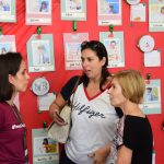 Famílias visitam os estandes da exposição da Semana Cultural
