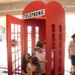 Famílias visitam os estandes da exposição da Semana Cultural