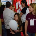 Famílias visitam os estandes da exposição da Semana Cultural