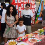 Famílias visitam os estandes da exposição da Semana Cultural