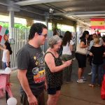 Famílias visitam os estandes da exposição da Semana Cultural