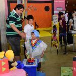 Famílias visitam os estandes da exposição da Semana Cultural