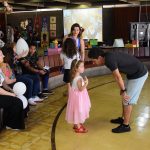Famílias visitam os estandes da exposição da Semana Cultural