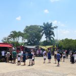 Famílias visitam os estandes da exposição da Semana Cultural