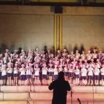 Alunos cantam no palco durante a Cantata de Natal