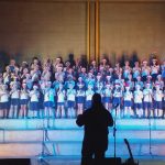 Regência do coral durante a Cantata de Natal