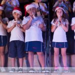 Alunos cantam no palco durante a Cantata de Natal