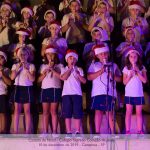 Alunos cantam no palco durante a Cantata de Natal