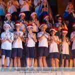 Alunos cantam no palco durante a Cantata de Natal